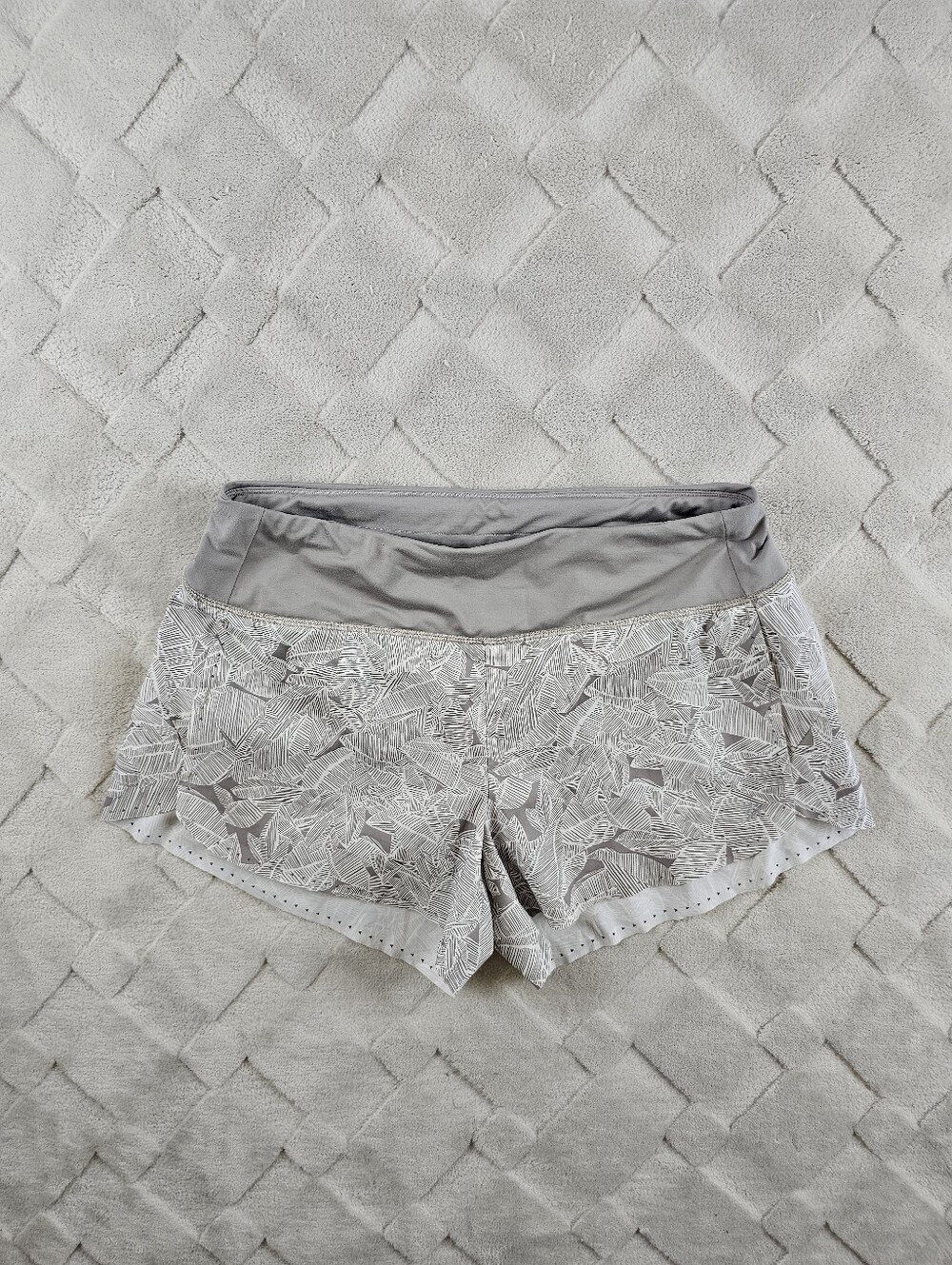Athleta Floral Laser Running Shorts 3.5” Womens Small Lined Beige Gray Cut
